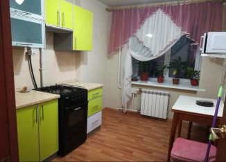 Сдаю в аренду 1-комнатную квартиру, 34 м2, Омск, улица Серова, 24