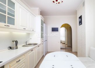 Сдача в аренду 2-ком. квартиры, 57 м2, Тобольск, 4-я Северная улица, 10