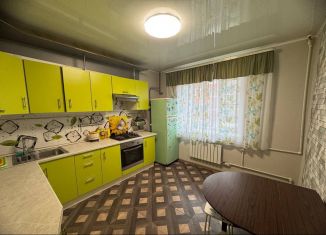 Сдам 2-ком. квартиру, 55 м2, посёлок фабрики имени 1 Мая, посёлок Фабрики имени 1 Мая, 12