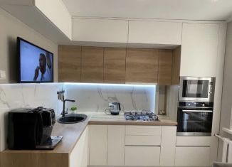 Продаю 2-ком. квартиру, 57 м2, Ишим, улица Карла Маркса, 77Б