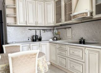 Сдача в аренду 1-ком. квартиры, 46 м2, Тюмень, улица Энергостроителей, 20к2, ЖК Вершины