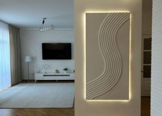 Сдается в аренду четырехкомнатная квартира, 135 м2, Тюмень, улица Хохрякова, 10, Центральный округ