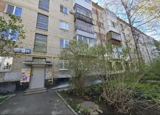 Сдаю в аренду 3-ком. квартиру, 60 м2, Екатеринбург, улица Отто Шмидта, 95, метро Геологическая