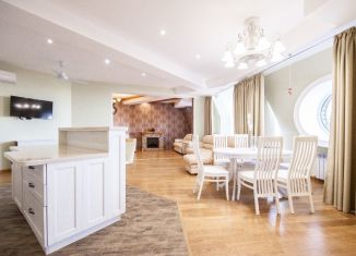 Продам 4-комнатную квартиру, 110 м2, Сочи, улица Войкова, 62/1