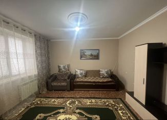 Продаю 1-комнатную квартиру, 40 м2, Махачкала, улица Нигматулы Магомедова, 75к2