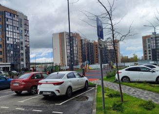 Сдам в аренду 2-ком. квартиру, 65 м2, Майкоп, улица Олега Цокова, 4