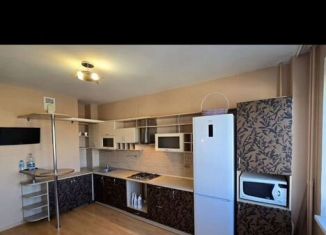 Сдается двухкомнатная квартира, 70 м2, Псков, улица Кузбасской Дивизии, 24