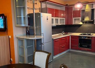 Сдаю 3-ком. квартиру, 82 м2, Калининград, улица Вилория Бусловского, 3, Ленинградский район