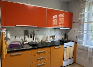Продаю двухкомнатную квартиру, 51 м2, Челябинск, улица Хохрякова, 10, Тракторозаводский район