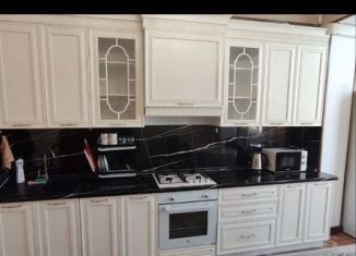 Сдам в аренду 3-ком. квартиру, 120 м2, Махачкала, улица Тулпара Мусалаева, 16, ЖК Лазурный Берег