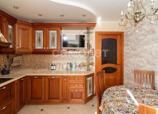 Продажа 2-ком. квартиры, 62 м2, Тюмень, улица Николая Семёнова, 27, Восточный округ
