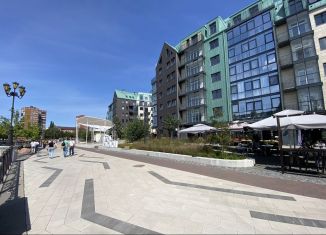 Сдаю в аренду 2-ком. квартиру, 80 м2, Калининград, Октябрьская улица, 12