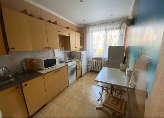 Сдаю трехкомнатную квартиру, 65 м2, Тобольск, 8-й микрорайон, 16