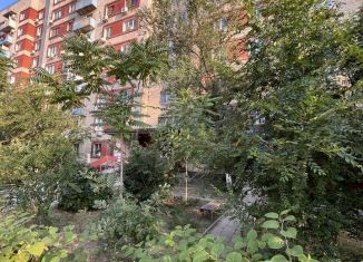 Сдается трехкомнатная квартира, 54 м2, Астрахань, улица Куликова, 50