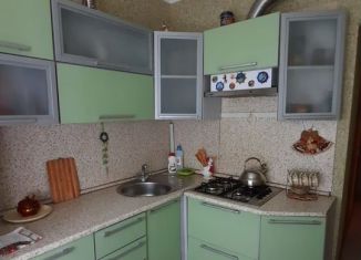 Сдается в аренду двухкомнатная квартира, 55 м2, Астрахань, улица Аксакова, 13к1