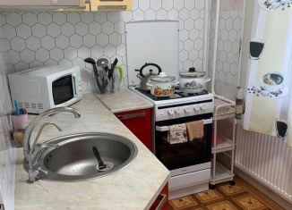 Сдам в аренду двухкомнатную квартиру, 50 м2, Кириши, улица Нефтехимиков, 3