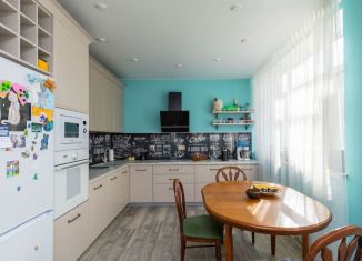 Сдаю в аренду трехкомнатную квартиру, 95 м2, Тюмень, Алматинская улица, 6
