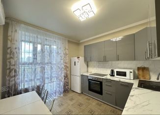 Сдаю в аренду 1-ком. квартиру, 40 м2, Краснодар, Гаражная улица, 87, ЖК Маршал