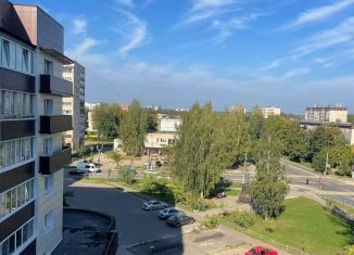 Сдаю 2-ком. квартиру, 52 м2, Луга, проспект Володарского, 15