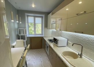 Сдается в аренду двухкомнатная квартира, 54 м2, Йошкар-Ола, улица Машиностроителей, 5, 10-й микрорайон