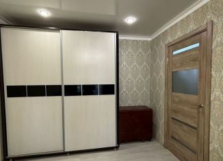 Сдается в аренду 1-ком. квартира, 36 м2, Азов, улица Макаровского, 33