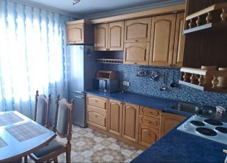 Сдается трехкомнатная квартира, 79 м2, Бийск, улица Александра Радищева, 1/2