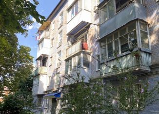 Сдам 1-ком. квартиру, 32 м2, Армавир, 2-я улица Урицкого, 35