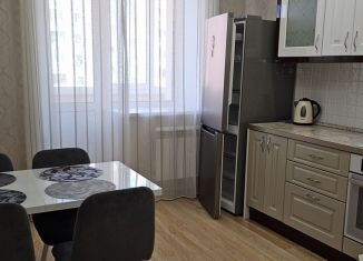 Сдам в аренду 2-ком. квартиру, 60 м2, Киров, улица МОПРа, 52А