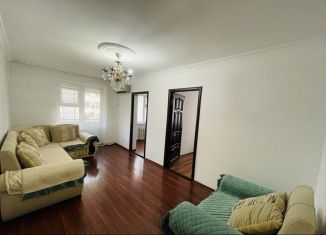 Сдается в аренду четырехкомнатная квартира, 65 м2, Грозный, улица имени Героя России Адильгерея Магомедовича Магомедтагирова, 21