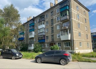 Продается двухкомнатная квартира, 42 м2, Кыштым, улица В.А. Дёмина, 10