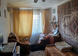 Продается двухкомнатная квартира, 47 м2, посёлок городского типа Новоозёрное, улица Адмирала Кантура, 1