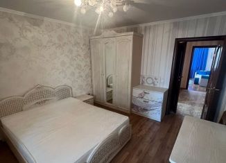 Сдается в аренду трехкомнатная квартира, 90 м2, Тюмень, улица Прокопия Артамонова, 7