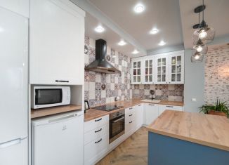 Продаю 3-ком. квартиру, 106 м2, Киров, улица Героя Николая Рожнева, 4