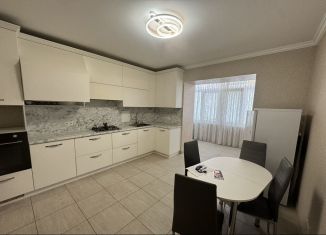 Сдам 3-ком. квартиру, 95 м2, Азов, Ленинградская улица, 73