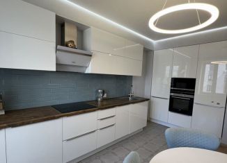 Сдам трехкомнатную квартиру, 100 м2, Тюмень, Полевая улица, 105к2