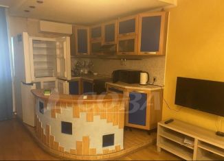 Трехкомнатная квартира в аренду, 80 м2, Тобольск, Революционная улица, 19