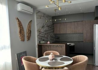 Сдам в аренду 2-ком. квартиру, 79 м2, Санкт-Петербург, улица Жукова, 1