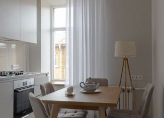 Сдается двухкомнатная квартира, 45 м2, Санкт-Петербург, улица Маяковского, 11