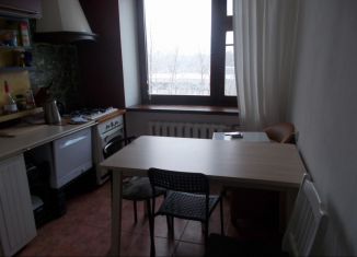 Сдам трехкомнатную квартиру, 60 м2, Кириши, улица Строителей, 2