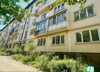 Продается 2-ком. квартира, 52 м2, Армавир, улица Кирова, 85