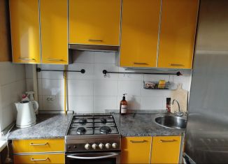 Сдается в аренду трехкомнатная квартира, 57 м2, Йошкар-Ола, улица Анциферова, 27, 1-й микрорайон