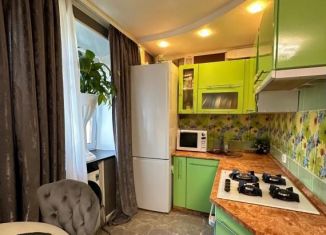 Продаю двухкомнатную квартиру, 46 м2, Березники, улица Парижской Коммуны, 54