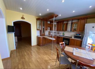 Аренда 3-комнатной квартиры, 130 м2, Уфа, улица Степана Кувыкина, 5