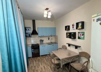 Сдам в аренду 3-ком. квартиру, 70 м2, Сочи, Учительская улица, 24/1