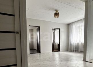 Сдается в аренду трехкомнатная квартира, 55 м2, Республика Башкортостан, Коммунистическая улица, 18