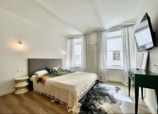 Продаю 1-ком. квартиру, 35 м2, Санкт-Петербург, Василеостровский район, 1-я линия Васильевского острова, 42