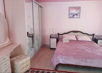 Сдаю в аренду 2-комнатную квартиру, 52 м2, Феодосия, улица Кочмарского, 9